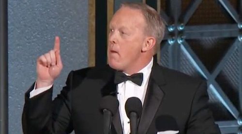 Emmy 2017: Así ha sido la impensable aparición de Sean Spicer que ha dejado ojipláticos a los asistentes