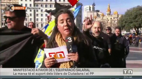 Manifestantes de la Policía y Guardia Civil dificultan la conexión en directo de una reportera de TV3