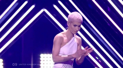 Eurovisión 2018: Un intruso interrumpe la actuación de SuRie (Reino Unido) en la Gran Final del Festival