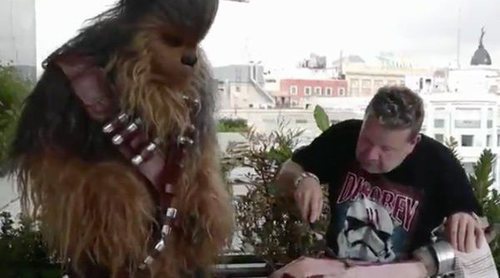 Alberto Chicote enseña a Chewbacca cómo cortar jamón: "Vaya donde vaya el halcón, termina donde haya jamón"