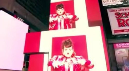 Netta, ganadora de Eurovisión 2018, invade las pantallas de Times Square en Nueva York con "Toy"