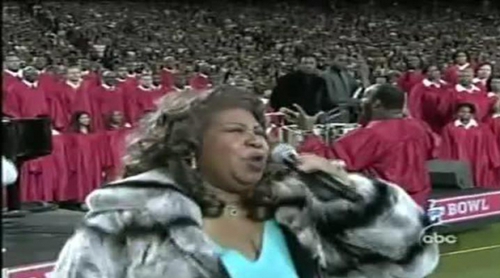 Aretha Franklin canta el himno nacional en la Super Bowl 2006