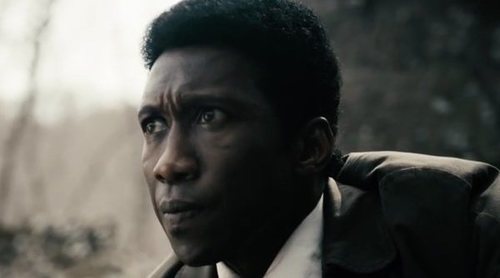 'True Detective': Mahershala Ali se sumerge en un complejo caso en el nuevo tráiler de la tercera temporada