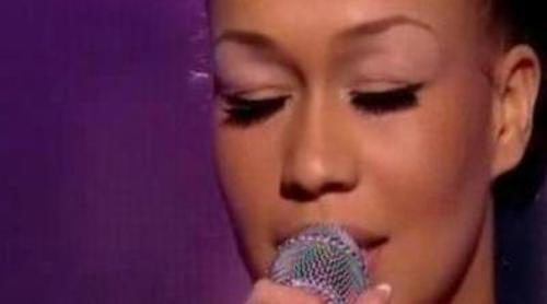 Rebecca Ferguson, finalista de 'The X Factor', canta "Distant Dreamer"