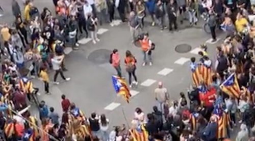 Una reportera de 'El programa de Ana Rosa' es increpada por una masa de manifestantes en Barcelona