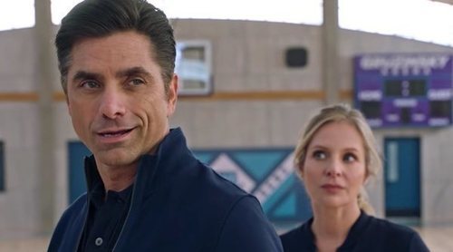 Tráiler de 'El míster': John Stamos se hace entrenador de baloncesto femenino para Disney+