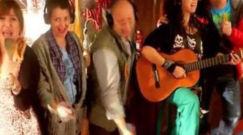 Los personajes de 'Con el culo al aire' dan el cante con "We Are The Churro"