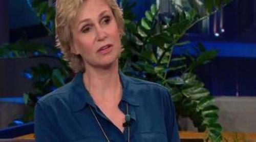 Jane Lynch se emociona al recordar a Cory Monteith en 'The Tonight Show'