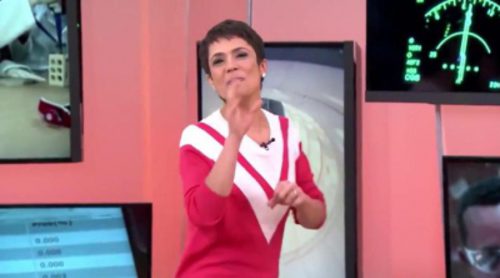 Una presentadora de la tv brasileña tropieza y se cae en directo