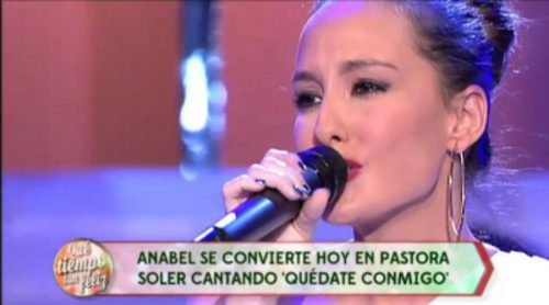 Anabel Dueñas homenajea a Pastora Soler interpretando su tema "Quédate conmigo"