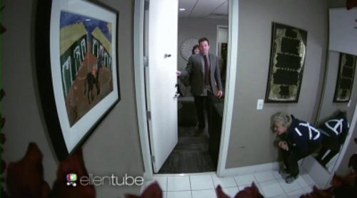 Ellen DeGeneres se esconde en el baño y asusta a Jimmy Fallon