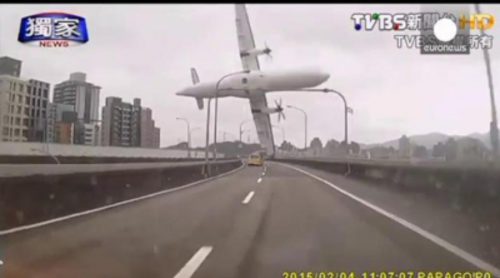 Impresionantes imágenes del accidente de avión de Taiwan que ha dejado al menos 31 muertos