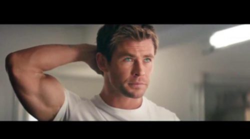 Chris Hemsworth bromea sobre el tamaño de su pene en 'SNL'